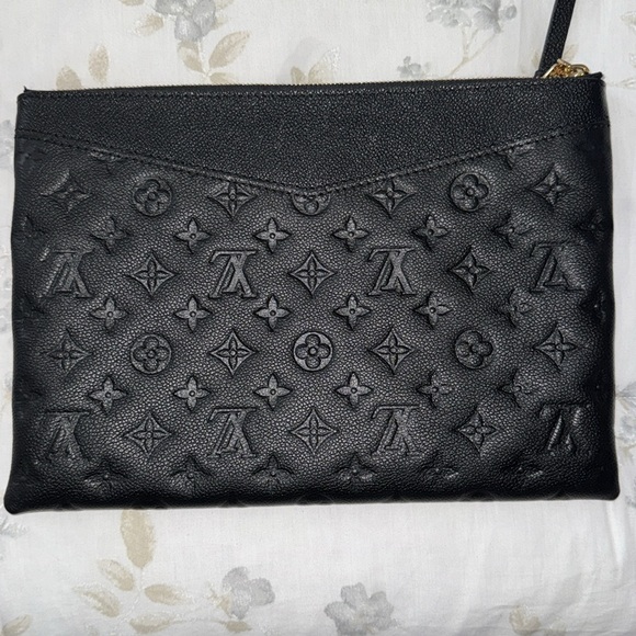 Authentic Louis Vuitton Daily Pouch - Picture 3 of 9